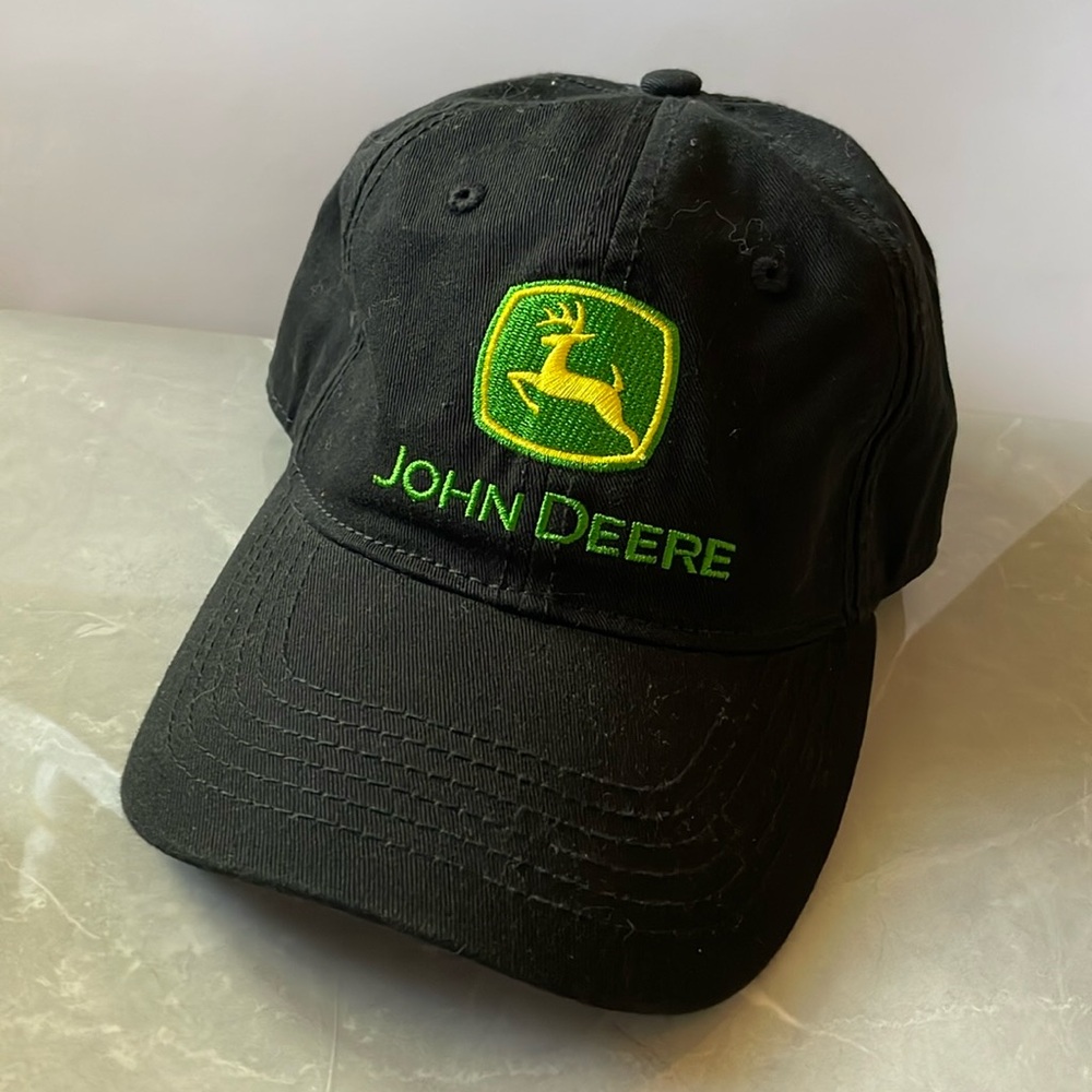 Like new condition John Deere hat unisex baseball hat
